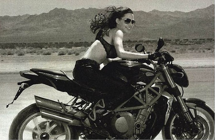 Top 10 Mulheres Famosas Que Amam Andar de Moto