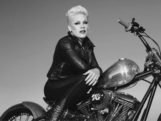 Top 10 Mulheres Famosas Que Amam Andar de Moto